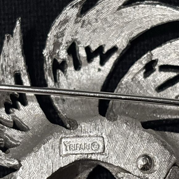 Vintage Trifari Brooch Swirl Silver Tone Textured Modernist - Picture 8 of 11